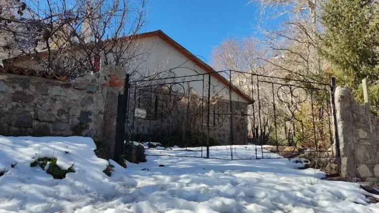 Acceso a una construcción de montaña rodeado de nieve